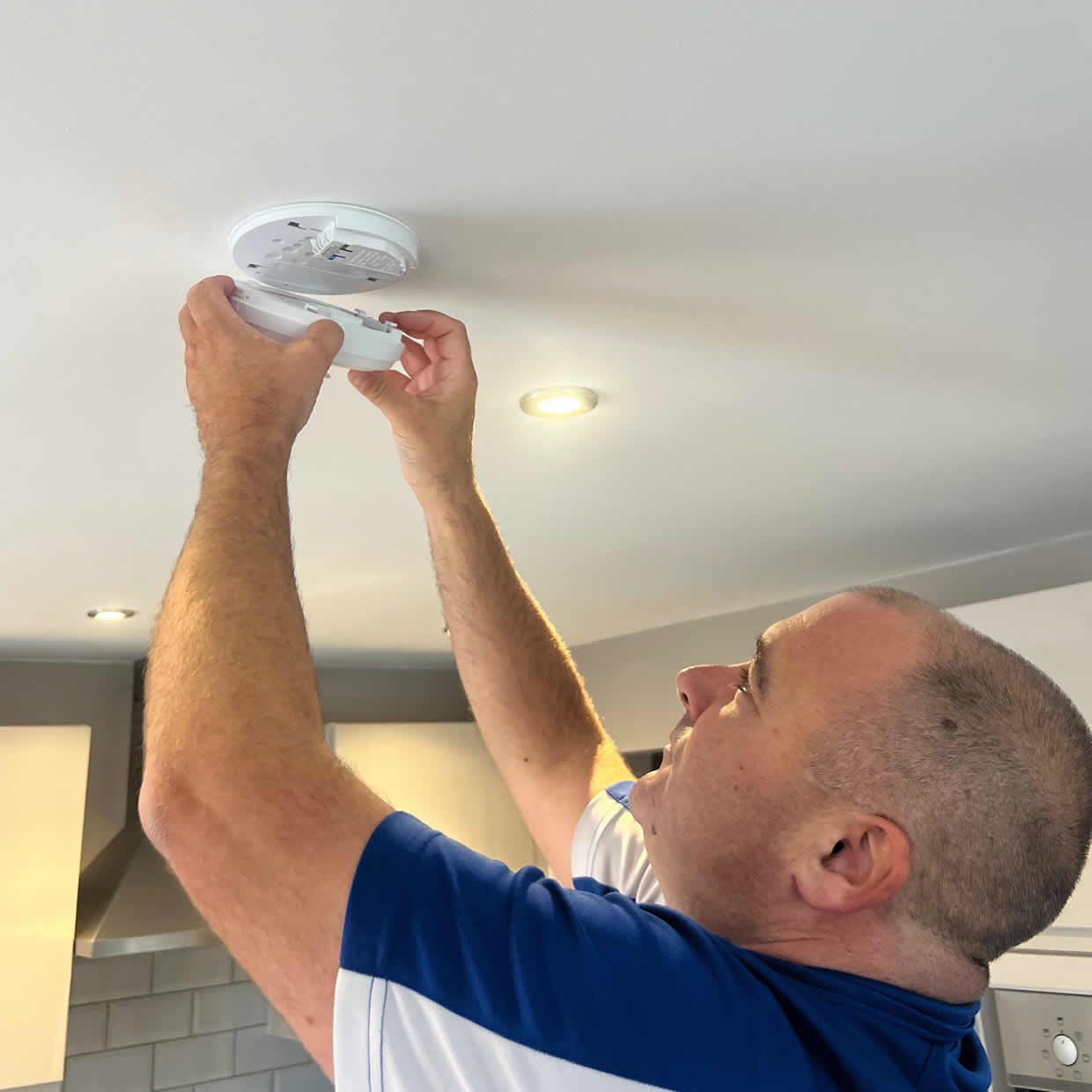Local smoke alarm installer covering Southport